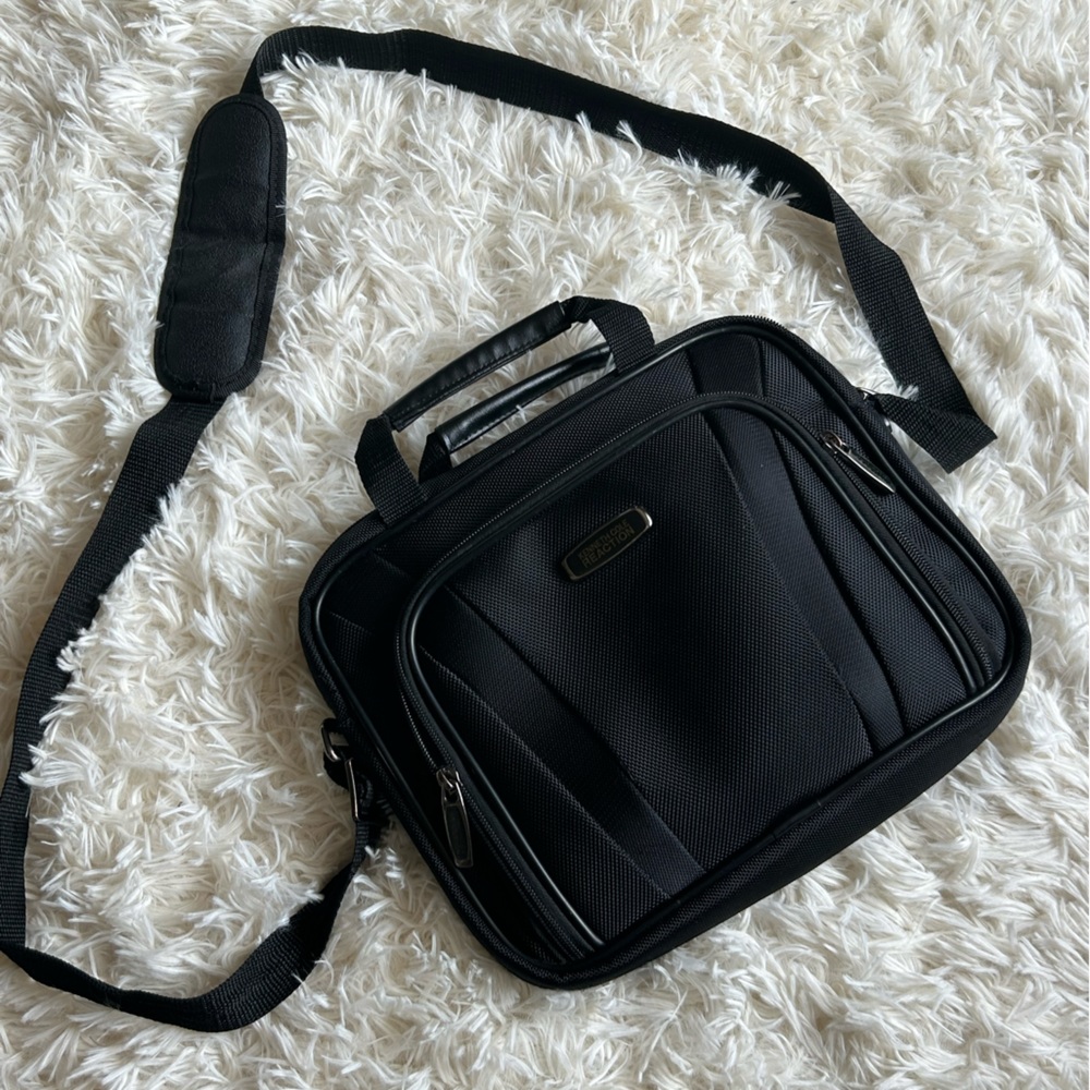 Kenneth Cole Reaction Heavy duty black camera case crossbody tech travel bag